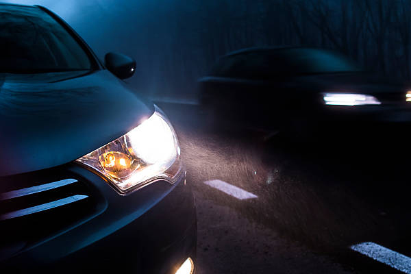 LEDヘッドライト電球を備えた車