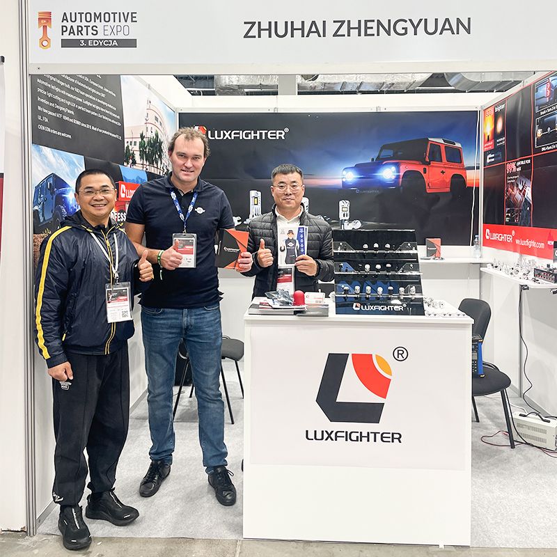 LUXFIGHTER LEDヘッドライト・フォグランプが自動車部品展で大好評